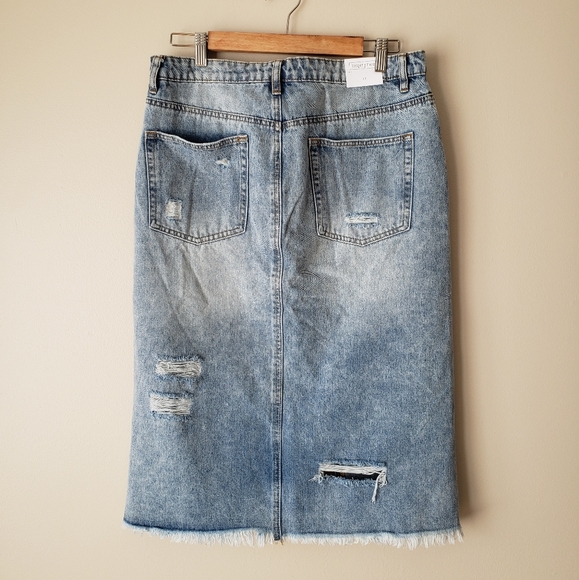 Eighty-two Distressed Denim Skirt 💙 - Picture 2 of 4